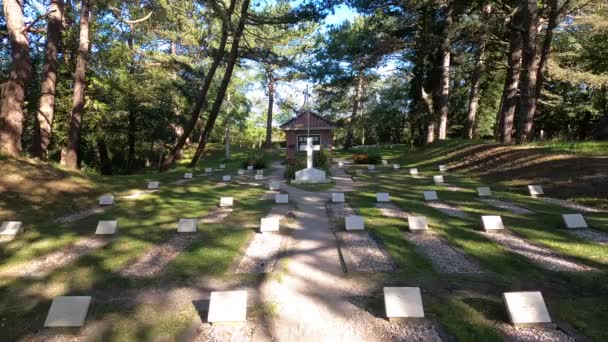 Hollanda 'daki Schiermonnikoog adasında savaş mezarlığı Vredenhof - Video, Çekim