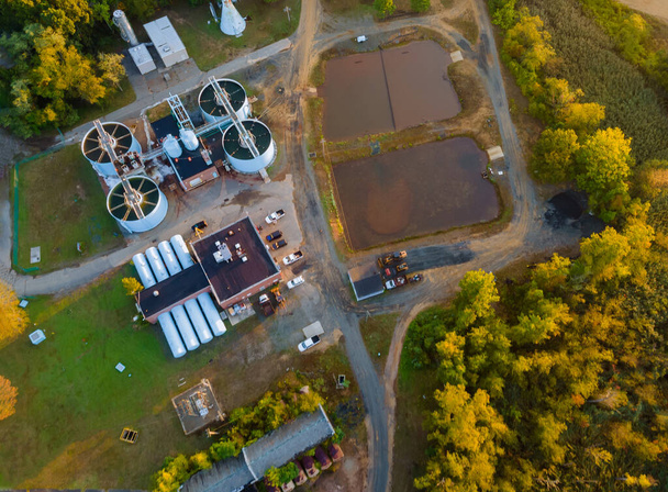 Vista aérea de los depósitos de agua de la depuradora en el tratamiento de aguas residuales después de la depuradora en sistemas - Foto, Imagen