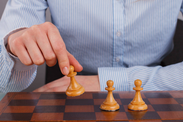 Femme d'affaires joue aux échecs à bord. - Photo, image