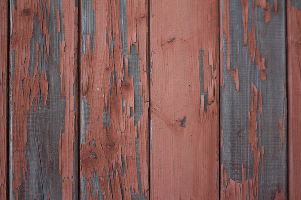 harmaa ja punainen maalaismainen puinen seinä ainutlaatuinen rakenne ja väri - Valokuva, kuva