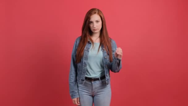 jonge vrouw maken stop gebaar met haar hand. - Video