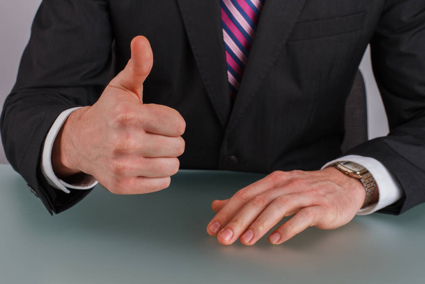 close-up zakenman hand tonen duim tot. - Foto, afbeelding