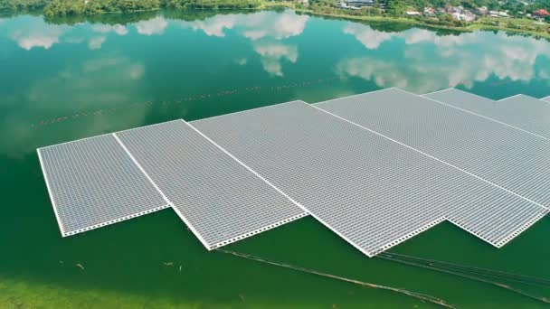 Vista aérea de paneles solares flotantes o sistema de plataforma de células solares en el lago - Metraje, vídeo