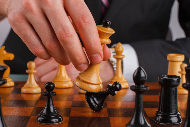 Рука игрока в шахматы крупным планом. - Фото, изображение