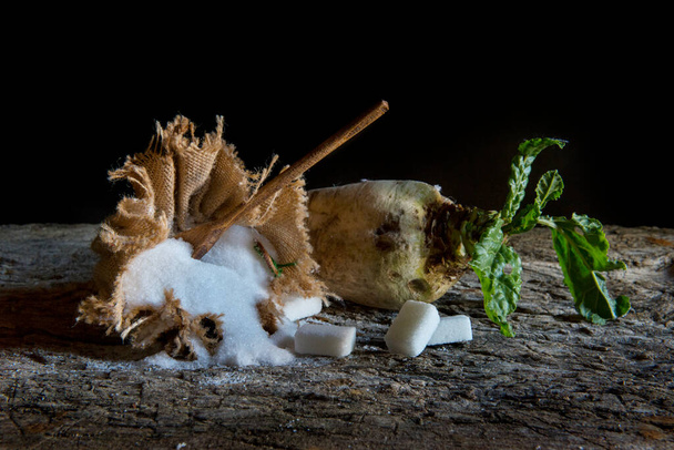 remolacha azucarera y azúcar blanca en una vieja mesa de madera - Foto, Imagen