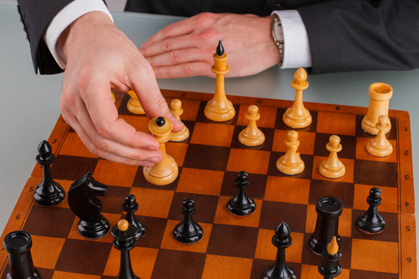 Podnikatelé ruka hraje šachy zblízka. - Fotografie, Obrázek
