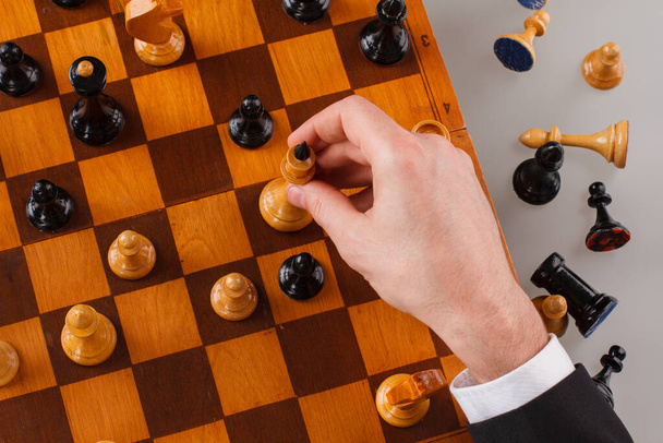 Рука бизнесмена, играющего в шахматы. - Фото, изображение