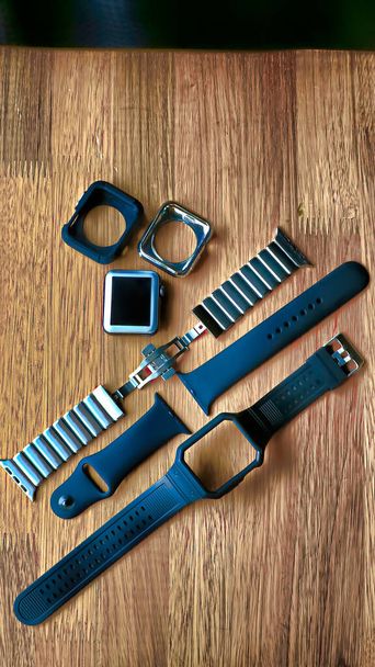 Verschillende onderdelen van smart watch.Watchband. Siliconen band voor sportieve horloges. - Foto, afbeelding