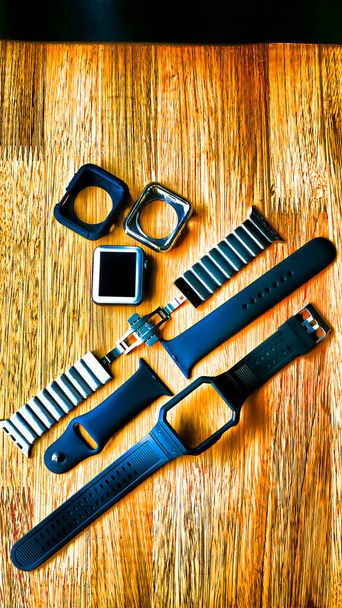 Verschillende onderdelen van smart watch.Watchband. Siliconen band voor sportieve horloges. - Foto, afbeelding