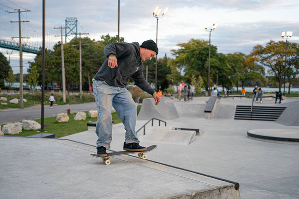 skaters are practicing tricks in an outdoor skate park in Detroit Michigan - Foto, afbeelding