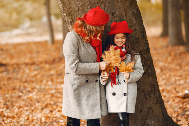 Cute and stylish family in a autumn park - Foto, immagini
