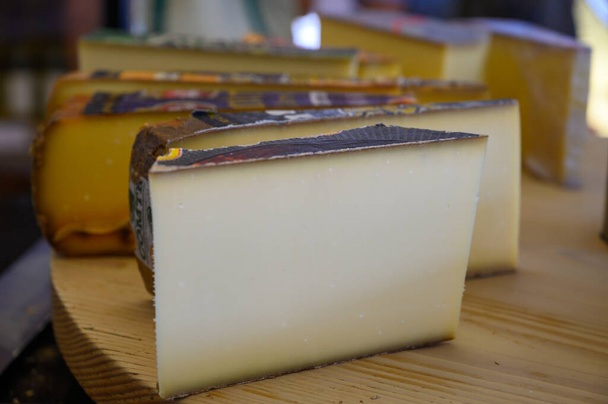 Poligny, Jura, Fransa 'daki çiftçi dükkanında, turistik peynir rotası boyunca, Compe peynirlerinin çeşitleri kapanıyor. - Fotoğraf, Görsel