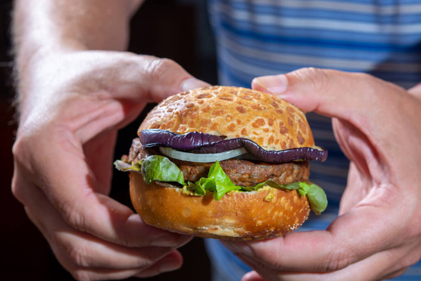Comer comida rápida vegetariana o vegana, hamburguesas frescas a base de plantas con verduras de cerca - Foto, Imagen