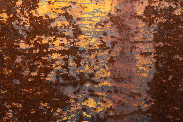 Grunge textura de metal oxidado, óxido y metal oxidado, acero pintado amarillo y naranja con arañazos y grietas, fondo de pantalla abstracto de color hierro corroído, residuos radiactivos en Chernobyl - Foto, imagen