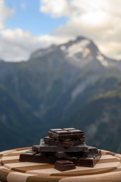 Chocolate suíço escuro puro feito à mão e montanhas alpinas no fundo no verão - Foto, Imagem
