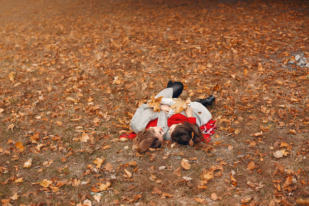 Cute and stylish family in a autumn park - Valokuva, kuva