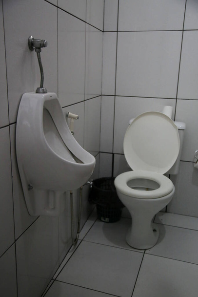 salvador, bahia / brasil - 3 de octubre de 2020: aseo y urinario se ven en un baño de un edificio comercial en la ciudad de Salvador. - Foto, imagen