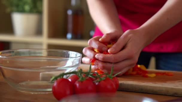 Chopped pepper falling into bowl - Filmati, video