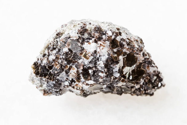 Makrofotografie der Probe eines natürlichen Minerals aus der geologischen Sammlung - rohes Phlogopit (Magnesiumglimmer) -Mineral auf Gestein aus der Lagerstätte Kovdor auf der Halbinsel Kola auf weißem Marmorhintergrund - Foto, Bild