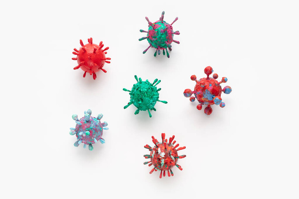 Una fotografía de una colección de seis coloridas formas de modelo de ilustraciones de virus 3D. Inspirado en el bloqueo de Covid-19 de 2020 - Foto, imagen