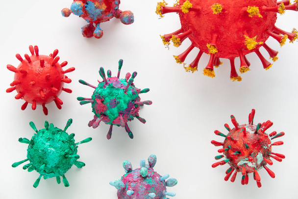 Una fotografía de una colección de seis coloridas formas de modelo de ilustraciones de virus 3D. Inspirado en el bloqueo de Covid-19 de 2020 - Foto, Imagen
