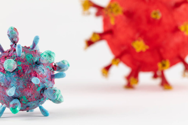 Una fotografia di due forme colorate di modelli di opere d'arte 3D Virus. Ispirato al blocco Covid-19 del 2020 - Foto, immagini