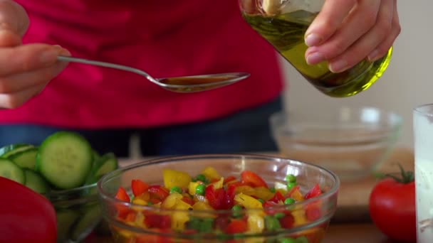Pouring olive oil on fres salad - Filmmaterial, Video