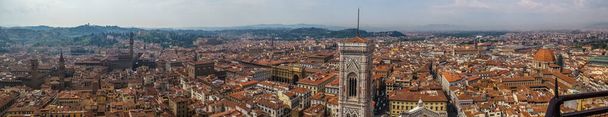 ultra amplia vista panorámica de Florencia con muchos monumentos en el fondo - Foto, imagen