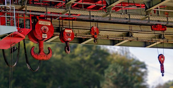 carrelli gru con verricelli e ganci da 130 a 5 tonnellate su gru a portale, Austria - Foto, immagini