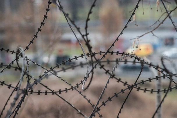 szögesdrót kerítés a határon, akadály a határ átlépésekor - Fotó, kép