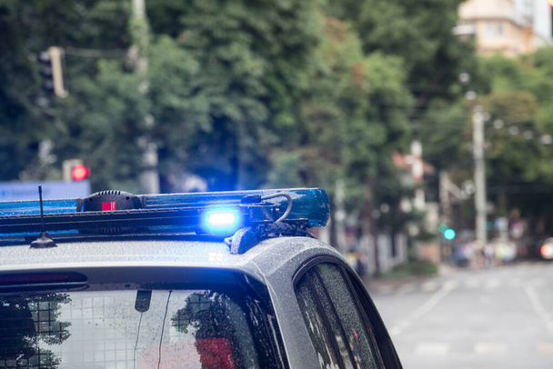 Modrý světelný signál na policejním voze, vizuální nouzový signál - Fotografie, Obrázek