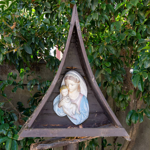 Sacred effigy, що зображує Мадонну, сфотографований у Барбареско, П'ємонт.. - Фото, зображення