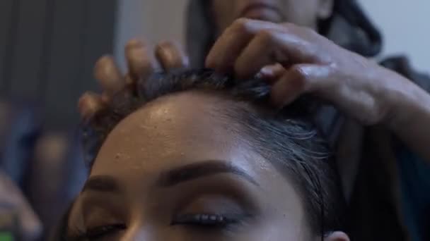 若いアジアの女性は髪と頭皮にオイルマッサージを取得します。低角度、閉じます、ロックオフ - 映像、動画