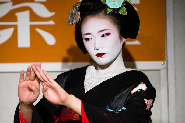 Kyoto, Japón. 7 de agosto de 2018: Aprendiz de Maiko mostrando danza tradicional japonesa - Foto, imagen
