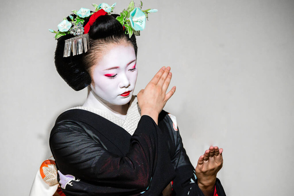 Kyoto, Japonsko. 7. srpna 2018: Učednice Maiko předvádí tradiční japonský tanec - Fotografie, Obrázek