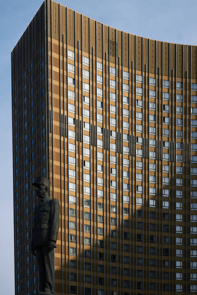 Denkmal für De Gaulle vor dem Hotel Cosmos - Foto, Bild
