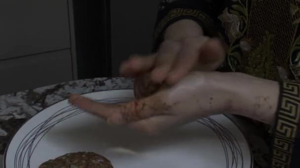 A muszlim nő kebabot készít darált hússal. Közelkép, lezárva. - Felvétel, videó