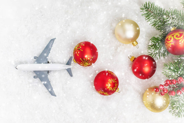 Podróż na święta. Samolot ze świątecznym wystrojem. Skupienie selektywne.Wakacje - Zdjęcie, obraz