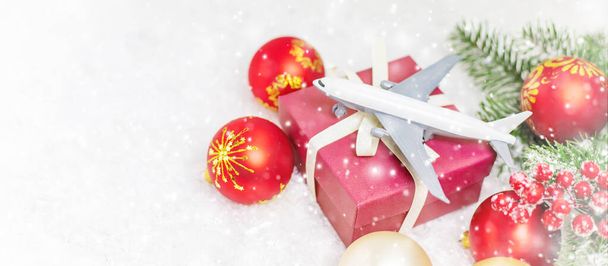 Ταξίδι για τα Χριστούγεννα. Αεροπλάνο με χριστουγεννιάτικη διακόσμηση. Επιλεκτική εστίαση. - Φωτογραφία, εικόνα