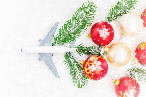 Ταξίδι για τα Χριστούγεννα. Αεροπλάνο με χριστουγεννιάτικη διακόσμηση. Επιλεκτική εστίαση. - Φωτογραφία, εικόνα