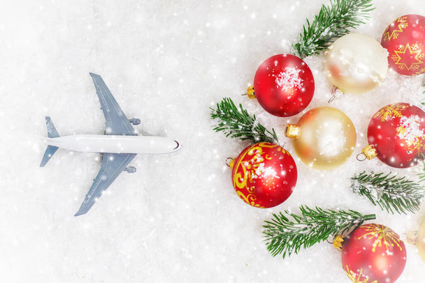 Reisen zu Weihnachten. Flugzeug mit Weihnachtsdekor. Selektiver Fokus. - Foto, Bild