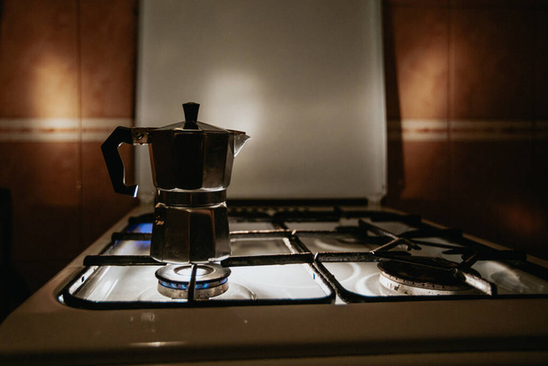 μια καφετιέρα geyser στέκεται σε μια κουζίνα αερίου - Φωτογραφία, εικόνα