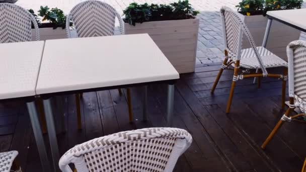 Tyhjät pöydät ja tuolit kahvilassa ulkona, pandemia ja vieraanvaraisuus teollisuus - Materiaali, video