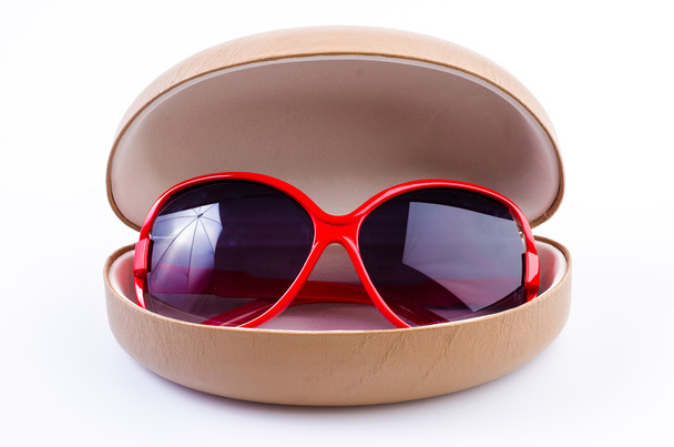 червоний сонцезахисні окуляри
 - Фото, зображення