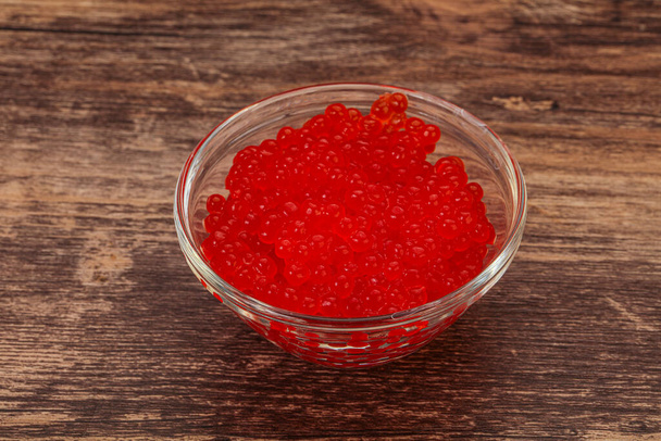 Du caviar de saumon rouge de luxe dans le bol - Photo, image