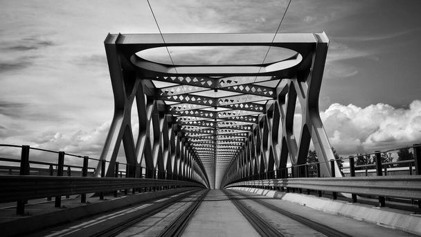 Bratislava 'daki Eski Köprü (Demir Köprü) siyah beyaz - Fotoğraf, Görsel