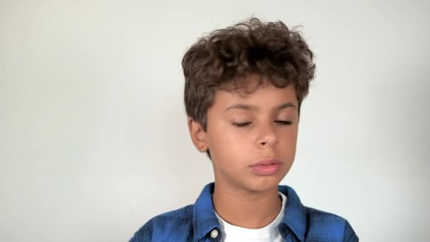 portret ernstige contemplatieve latin america kind, kijken naar camera - Video