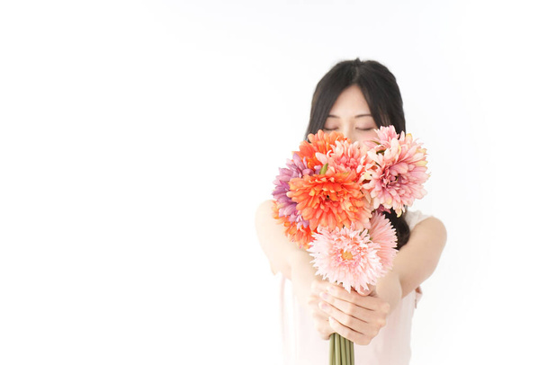Den matek, asijská žena prezentuje květiny - Fotografie, Obrázek