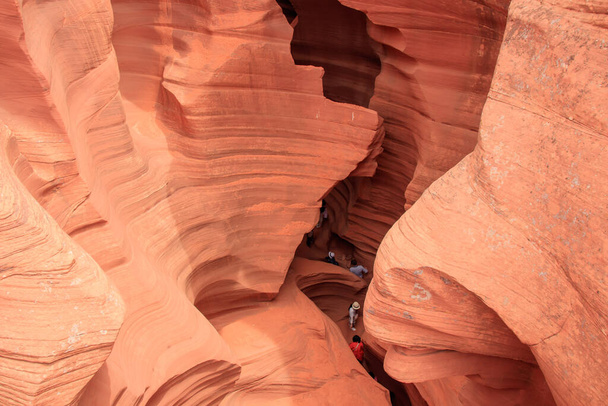 Antelope Canyon sur la terre Navajo à l'est de Page, Arizona. C'est un canyon de fente dans le sud-ouest américain. L'antilope inférieure a des fentes étroites et des pousses sculptées. - Photo, image