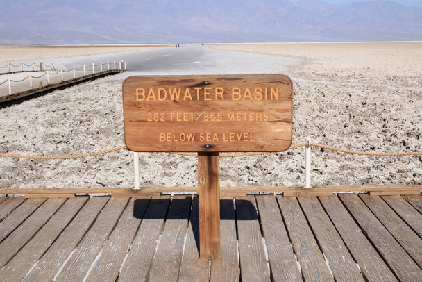 Badwater Basinis anendorheic povodí v národním parku Death Valley (jedno z nejteplejších míst na světě), Kalifornie, USA.Nejnižší bod v Severní Americe pod hladinou moře. - Fotografie, Obrázek